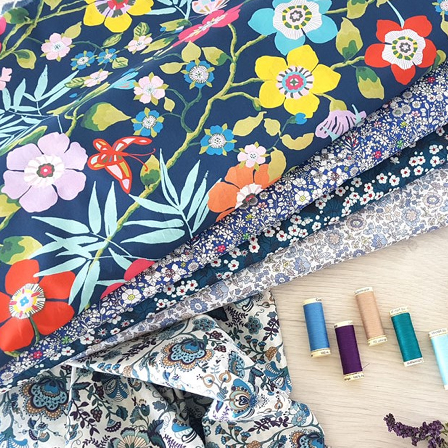 des étagères de rouleaux de tissus avec une très grande collection de tissus Liberty, avec beaucoup de choix de dessins et de couleurs