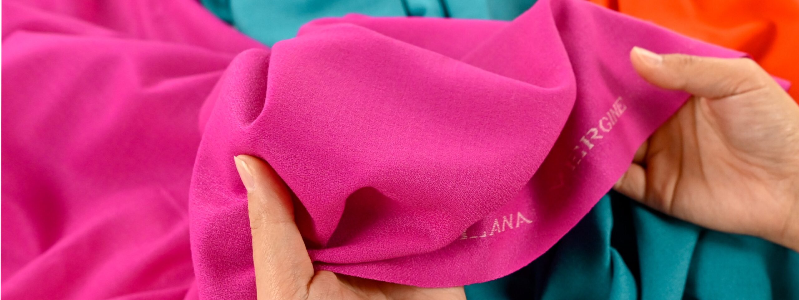 démonstration du tombé d'un crêpe de laine