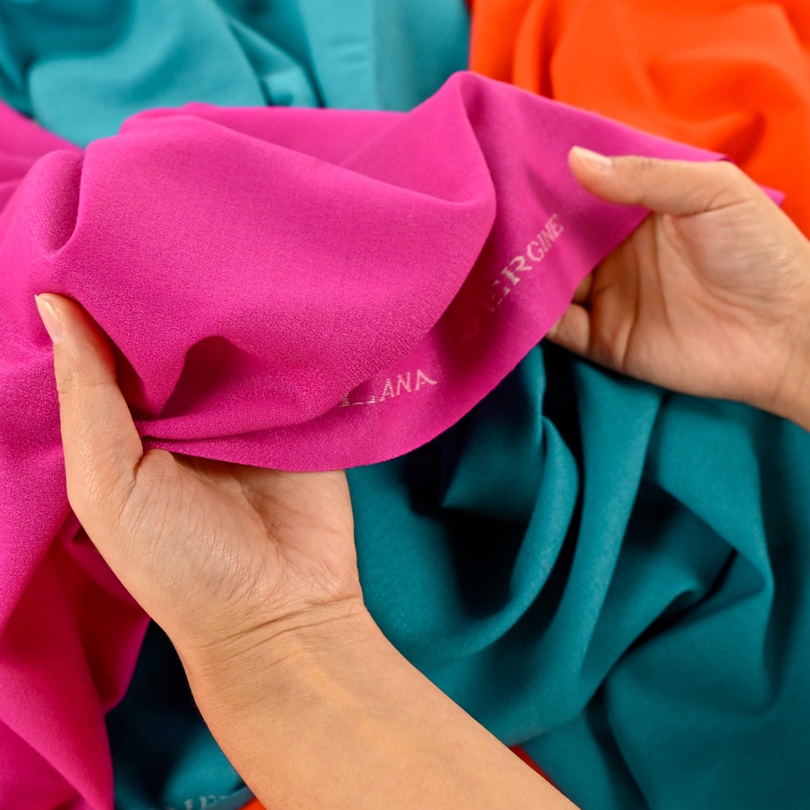 démonstration du tombé d'un crêpe de laine