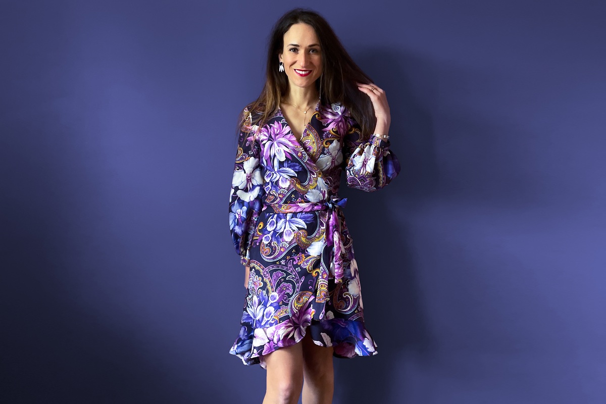 robe en laine lilestone portée par les cousettes de fichette sur fond bleu Eleonora - Myrtille 2 0196 robe en laine lilestone portée par les cousettes de fichette sur fond bleu Eleonora - Myrtille 2 0196