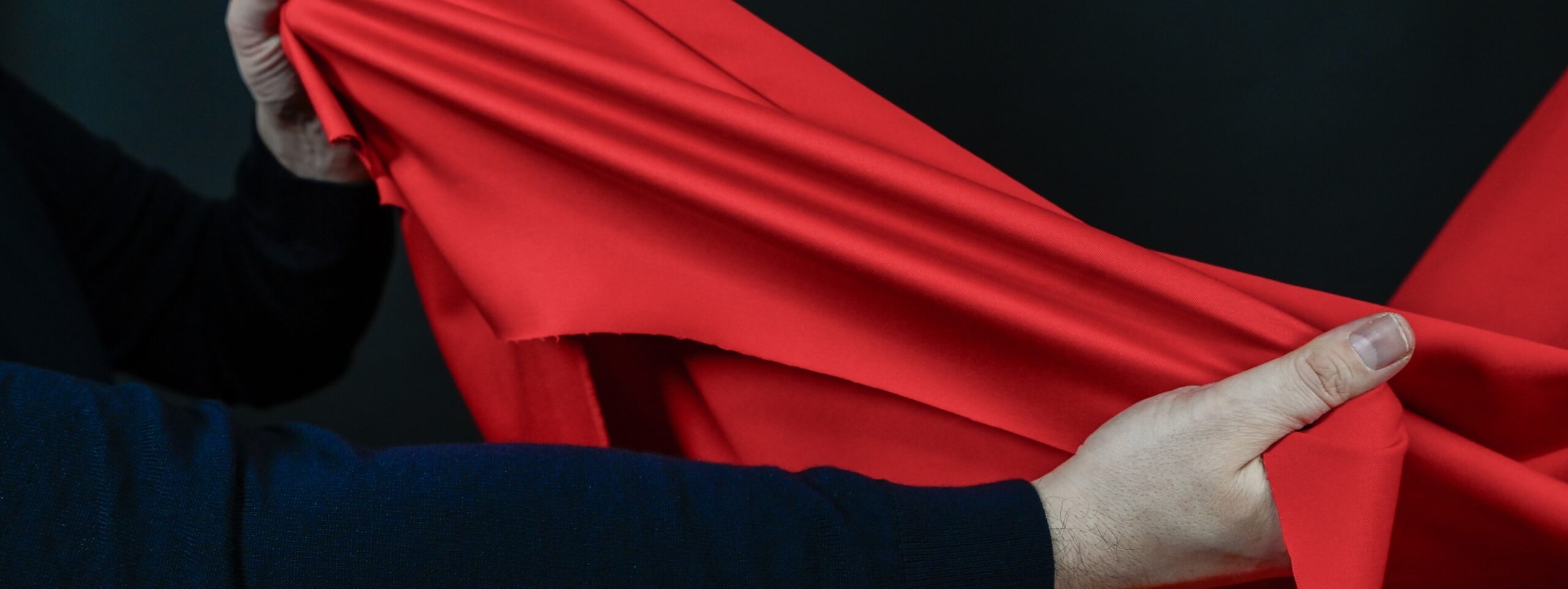 Presentation of an extensible red twill cotton