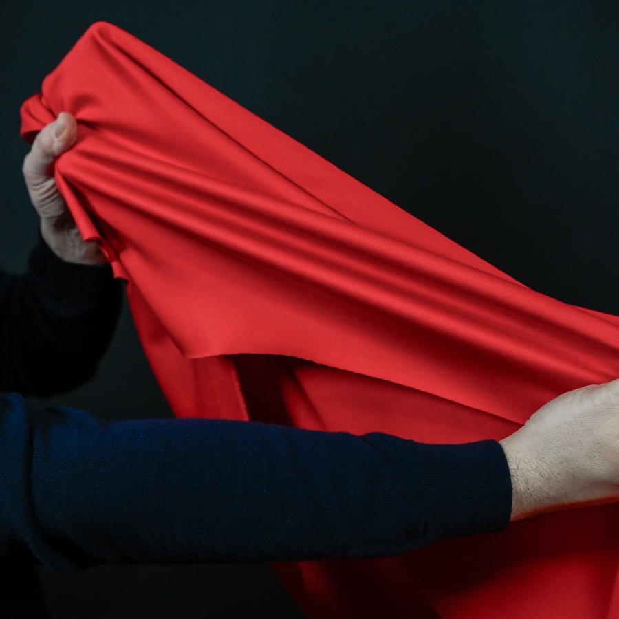 Presentation of an extensible red twill cotton
