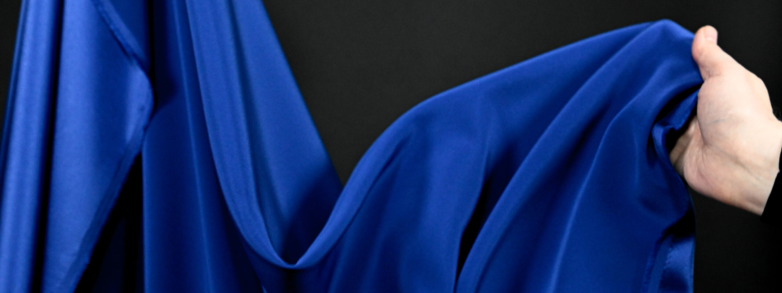 démonstration tombé crêpe satin lourd bleu outremer 16 0144