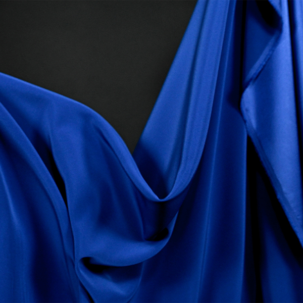 démonstration tombé crêpe satin lourd bleu outremer 16 0144