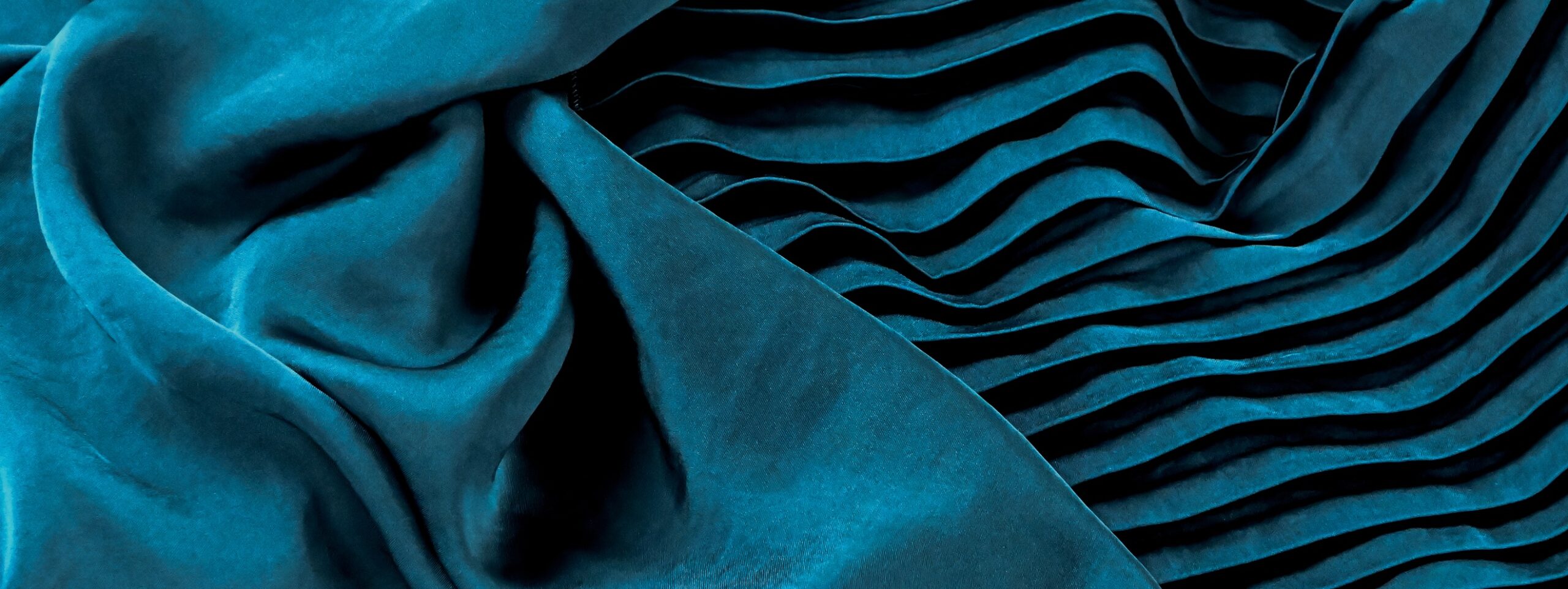 présentation satin lavé uni et plissé bleu canard 15 0195