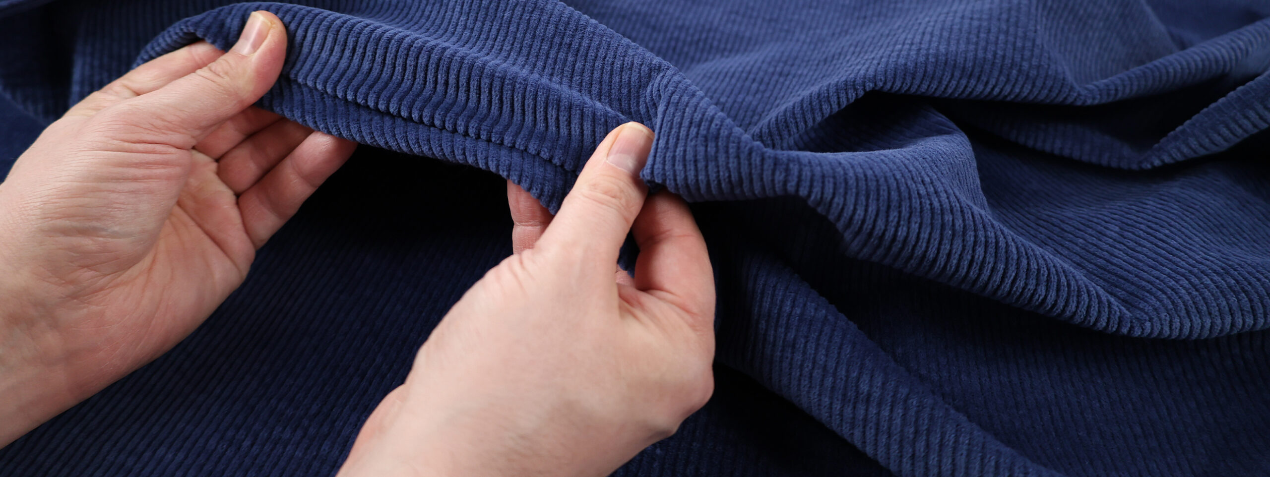 démonstration velours côtelé stretch bleu marine mains 11 0591 démonstration velours côtelé stretch bleu marine mains 11 0591