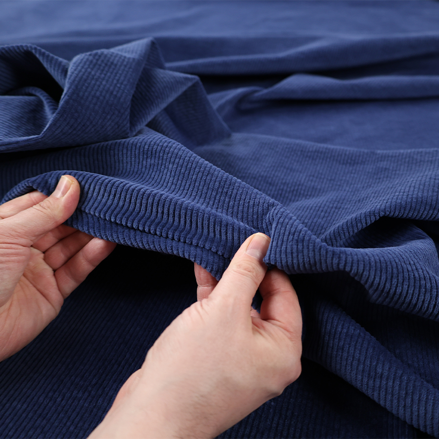 démonstration velours côtelé stretch bleu marine mains 11 0591 démonstration velours côtelé stretch bleu marine mains 11 0591