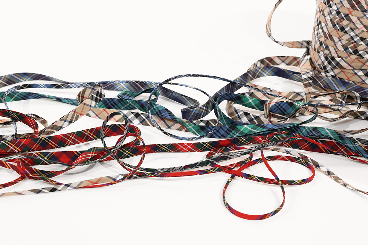 Présentation de plusieurs biais & cordons en tartans