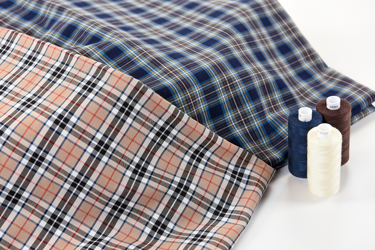 Présentation de plusieurs tissus de Tartan en coton fin