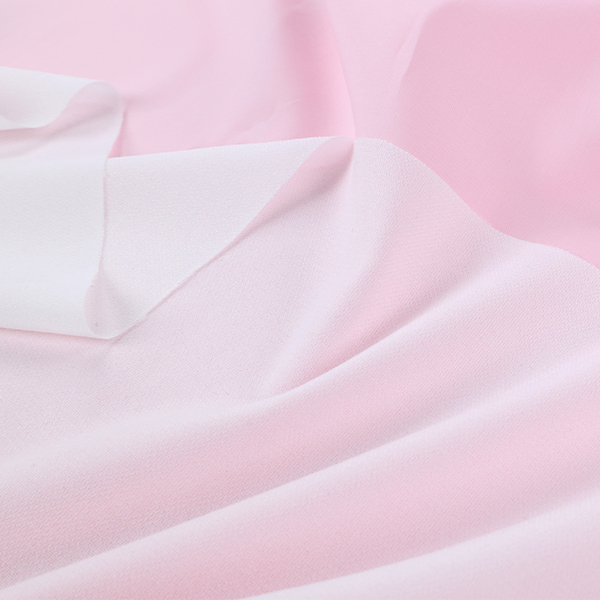 Présentation d'un échantillon d'entoilage pour chemisier