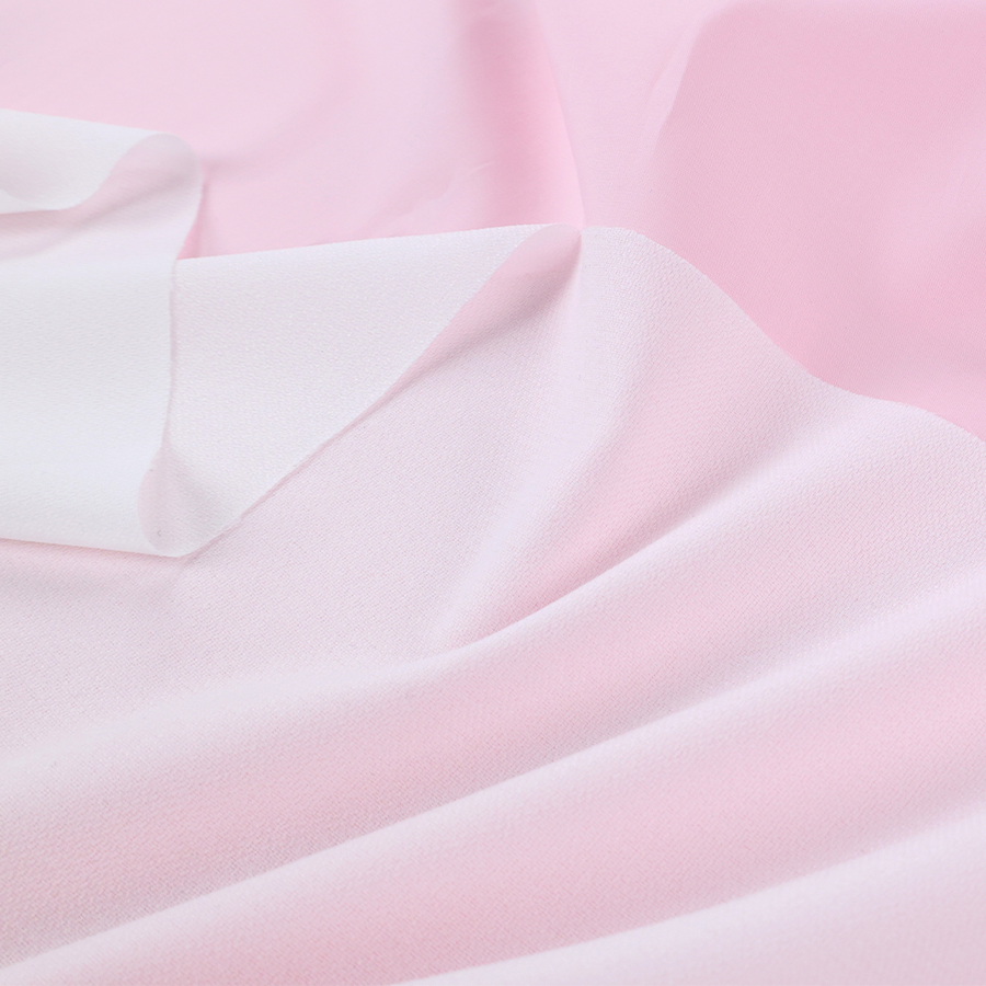 Présentation d'un échantillon d'entoilage pour chemisier