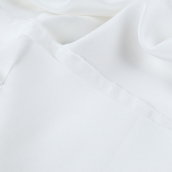 Présentation d'un entoilage pour tissu de robe de mariée