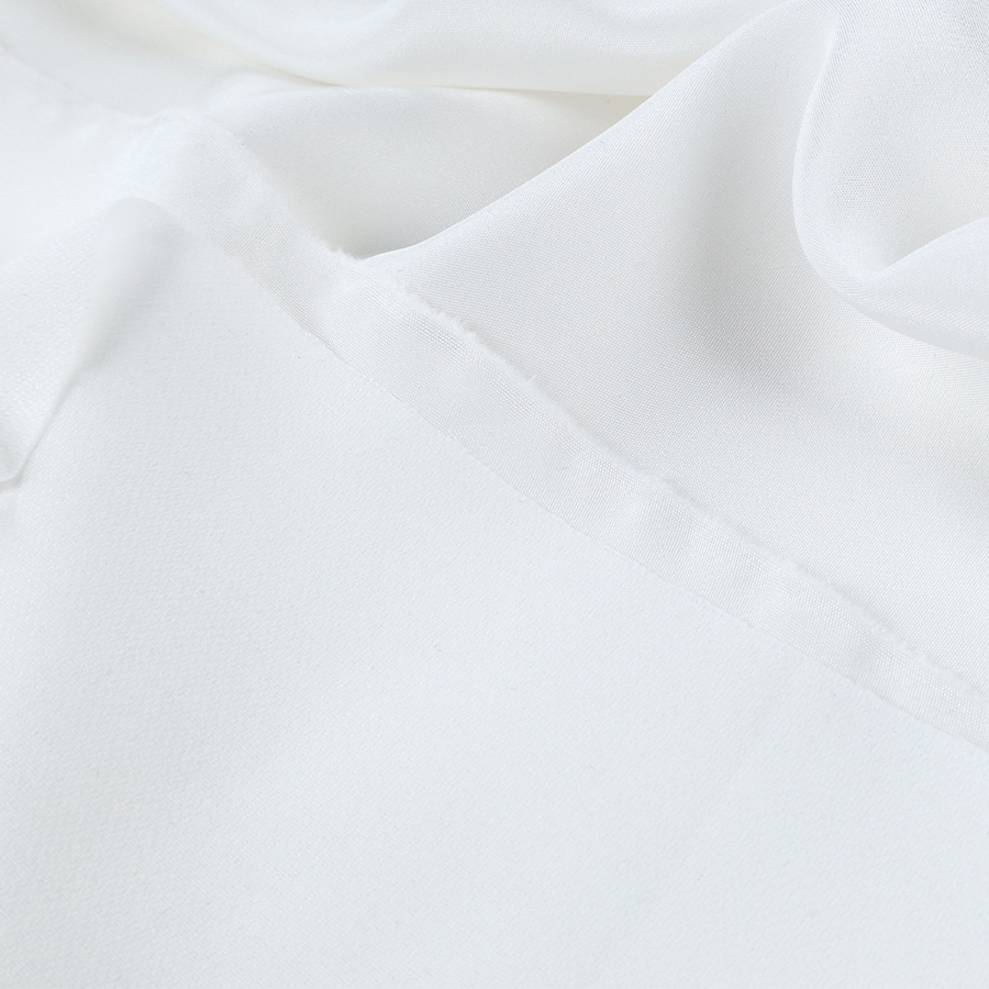 Présentation d'un entoilage pour tissu de robe de mariée