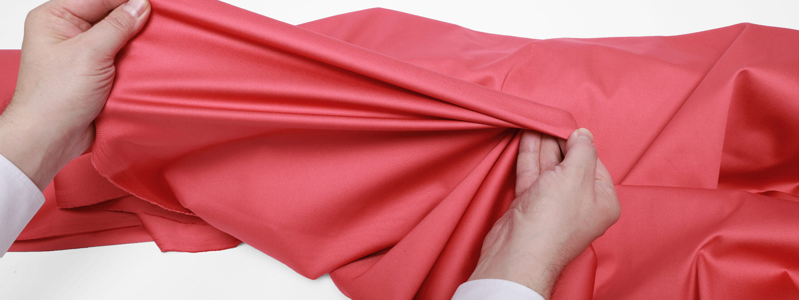 Un tissu intéressant à plus d’un titre ! En coton, il est parfait pour des pantalons, des jupes, des robes, … il s'adapte aussi bien aux vêtements du quotidien qu'aux tenues de cérémonie.