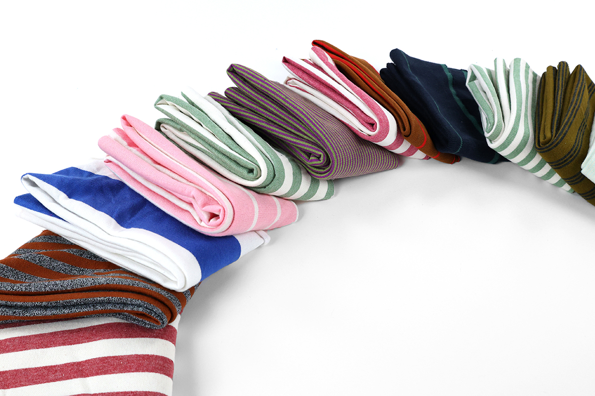 Présentation de plusieurs tissus sweatshirt rayés de chez Stragier