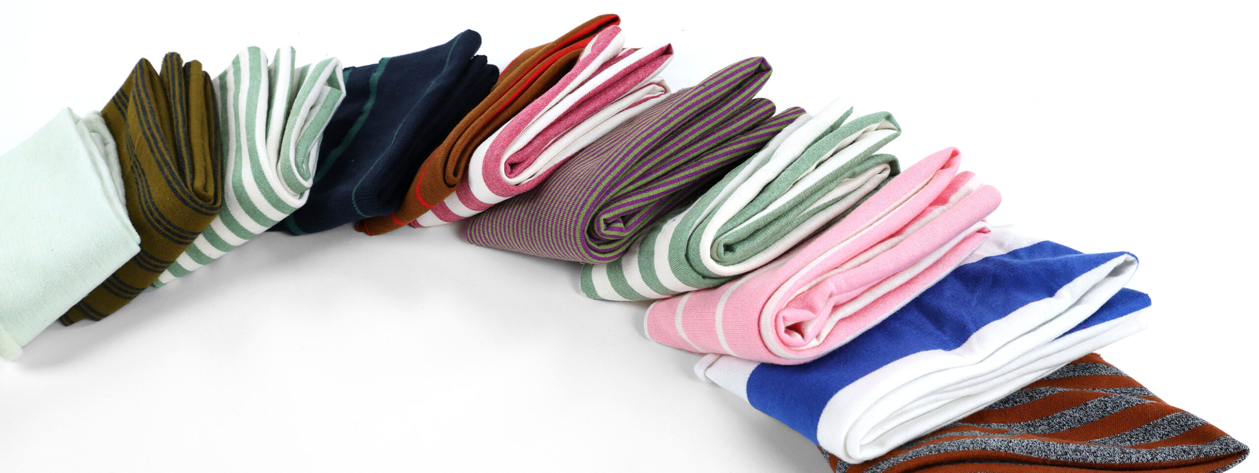 Présentation de plusieurs tissus sweatshirt rayés de chez Stragier