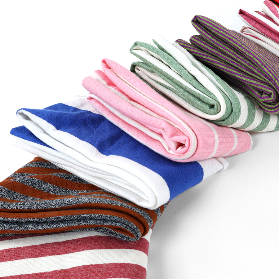 Présentation de plusieurs tissus sweatshirt rayés de chez Stragier