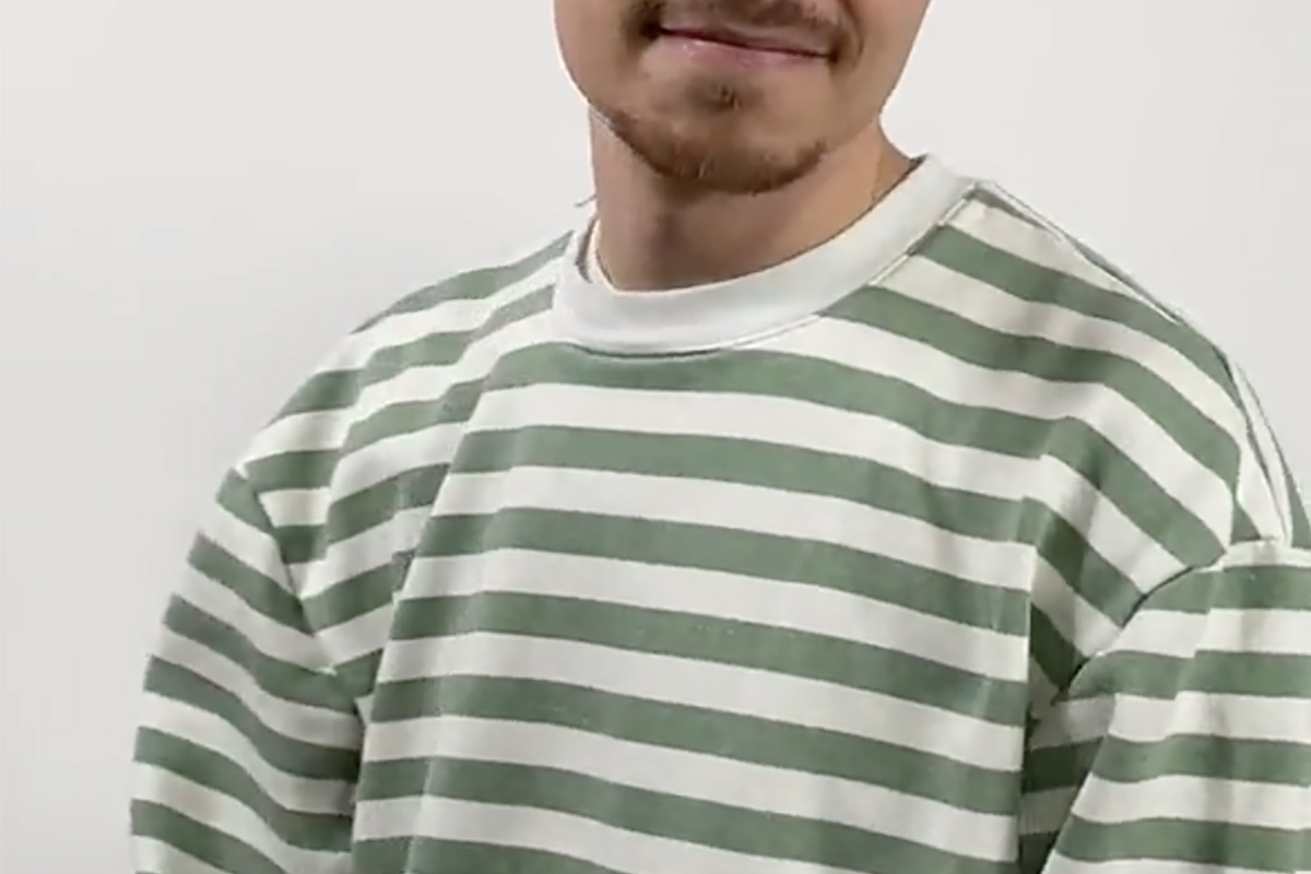 Présentation d'un pull réalisé en tissu sweatshirt rayé de chez Stragier