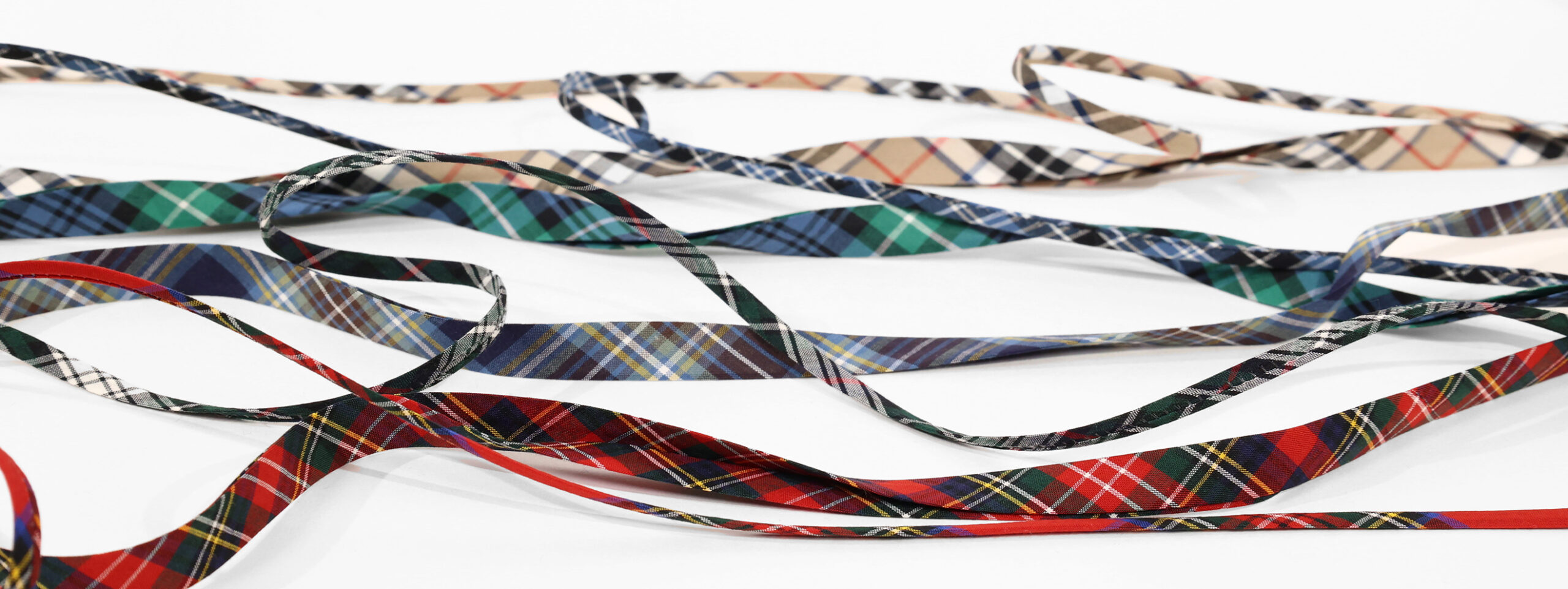 Présentation de biais et cordons en tartan écossais
