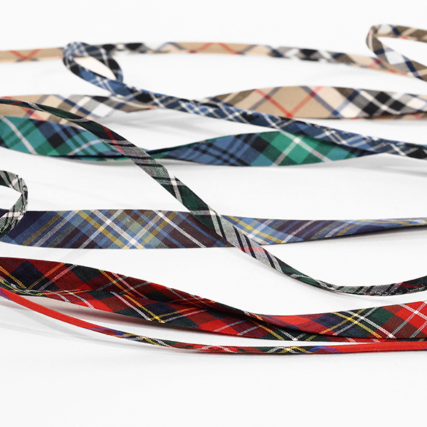 Présentation de biais et cordons en tartan écossais