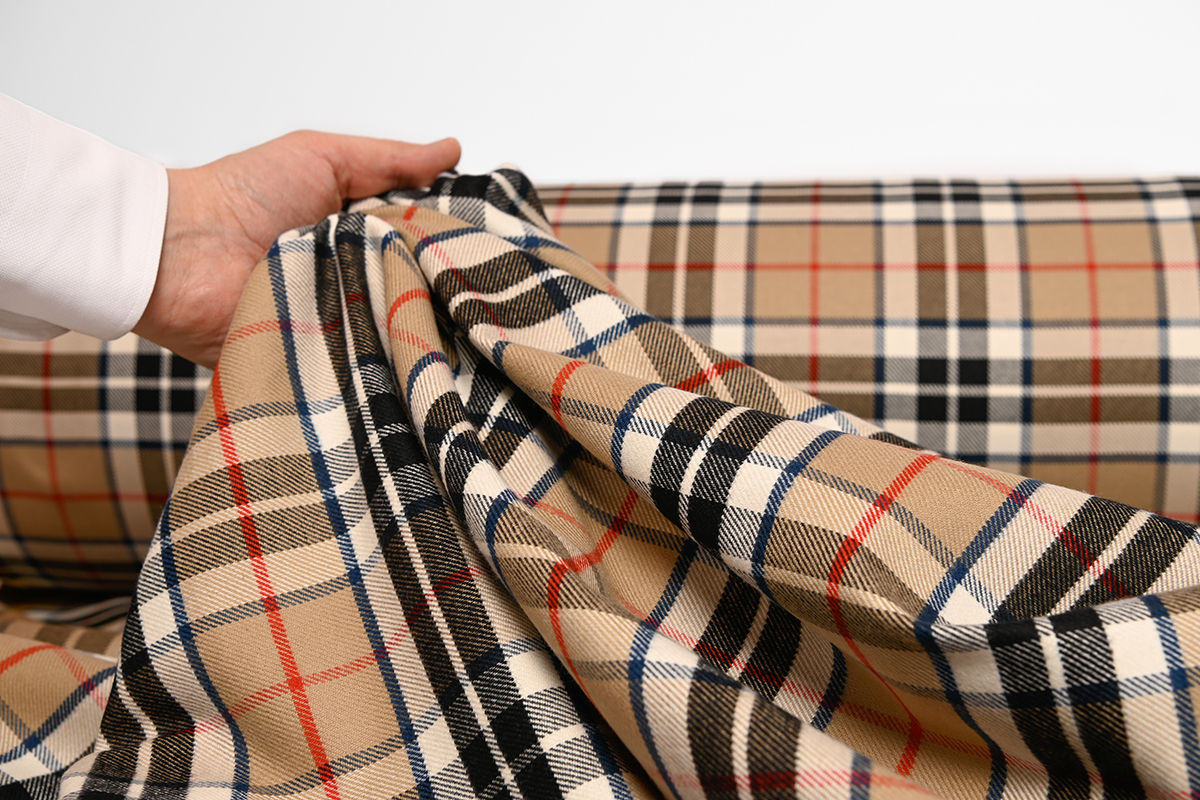 Présentation d'un tissu en tartan flanelle de coton