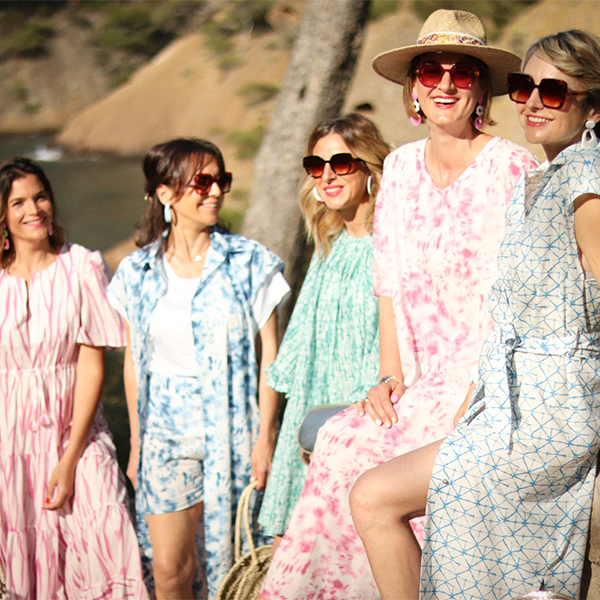 tie-and-dye-germain-06-600x600 Un groupe de femmes habillés avec des robes en coton de type Tie & Dye de chez Stragier