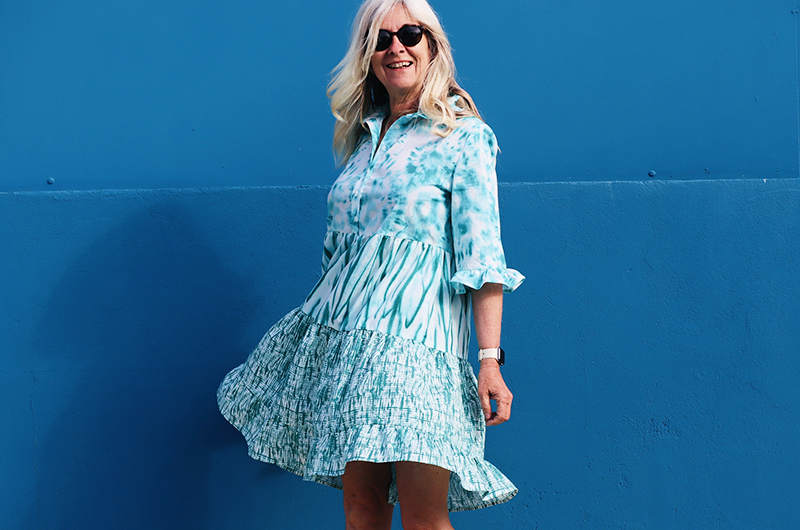 tie-and-dye-petits-bonheurs-01-800x530 Vue d'une robe faite en tissu coton tie and dye de chez Stragier