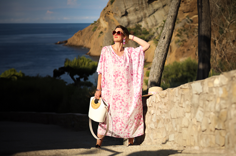 tie-and-dye-valise-été-02-800x530 Vue d'une robe faite en tissu coton tie and dye de chez Stragier