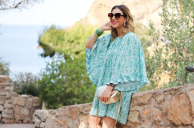 tie-and-dye-valise-été-03-800x530 Vue d'une robe faite en tissu coton tie and dye de chez Stragier