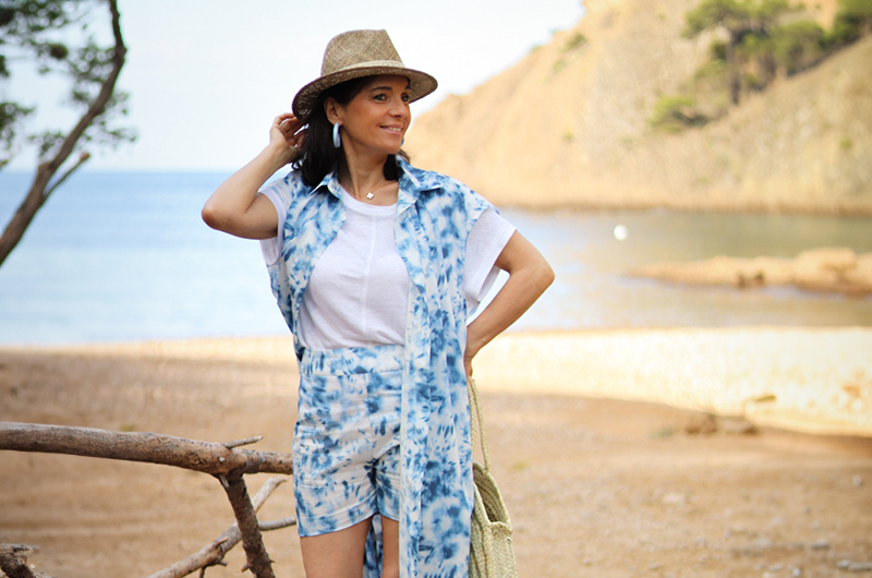 tie-and-dye-valise-été-05-800x530 Vue d'une robe faite en tissu coton tie and dye de chez Stragier