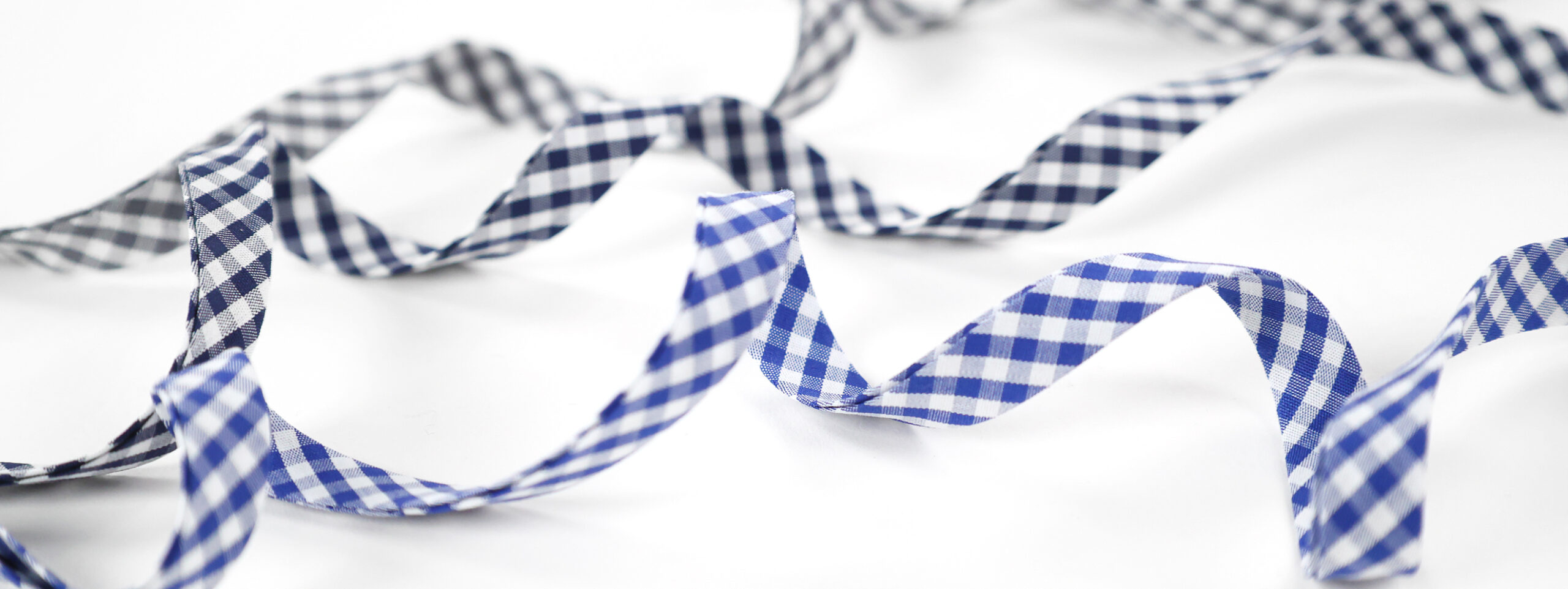 Présentation de trois biais vichy en trois coloris différents