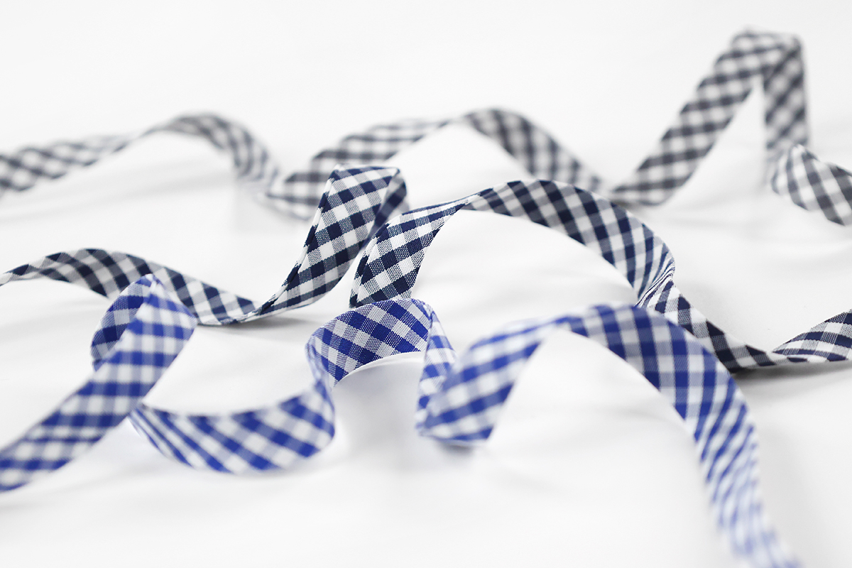 Présentation d'un biais vichy en bleu avec des carreaux blancs