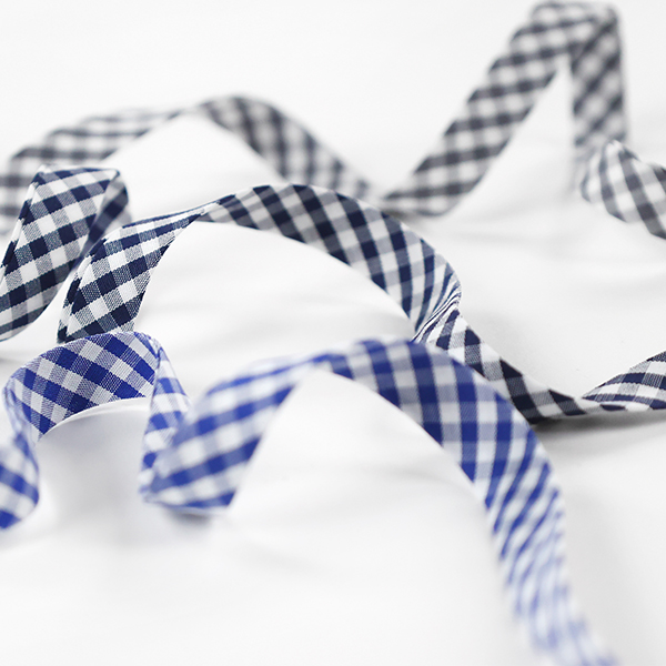 Présentation de trois biais vichy en trois coloris différents