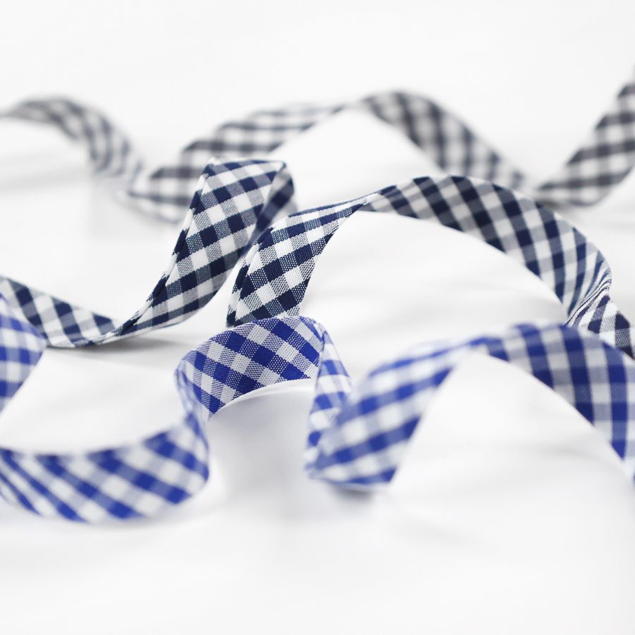 Présentation de trois biais vichy en trois coloris différents