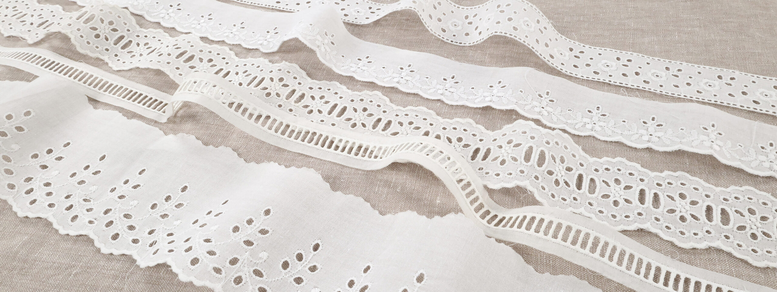 Présentation de plusieurs bandes de broderies anglaises en différentes tailles