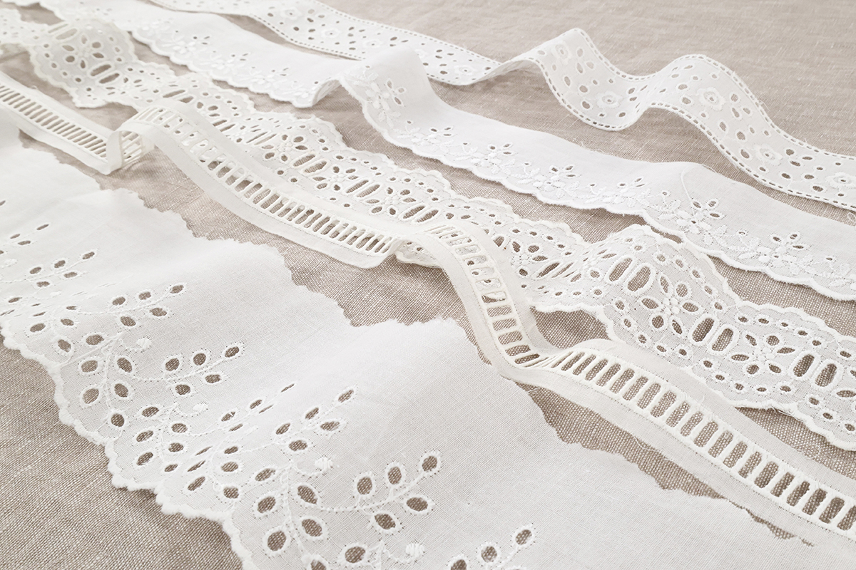 Présentation de plusieurs bandes de broderies anglaises