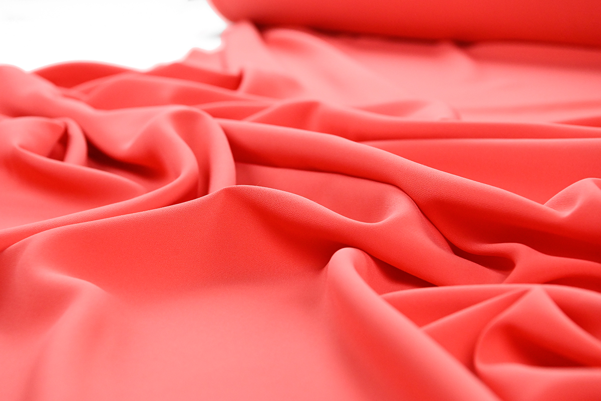 Présentation d'un tissu en crêpe lourd infroissable