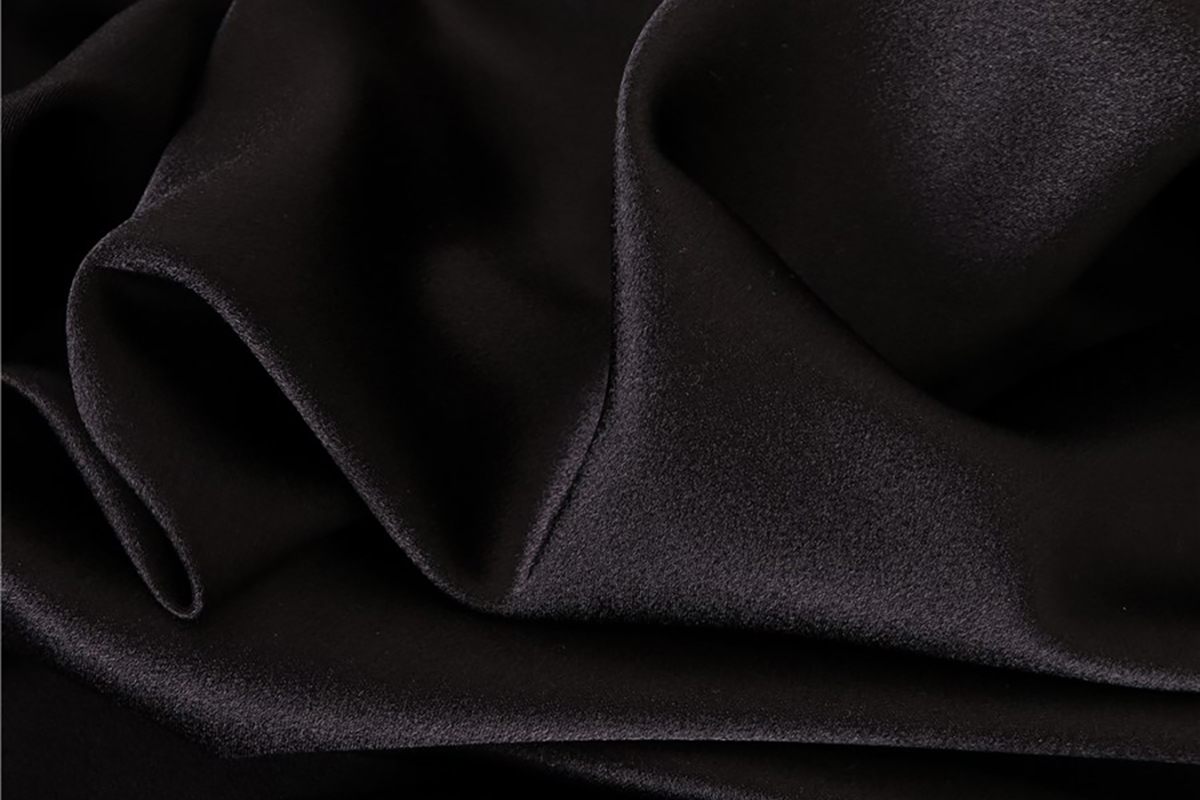 Présentation d'un tissu en crêpe satin micro