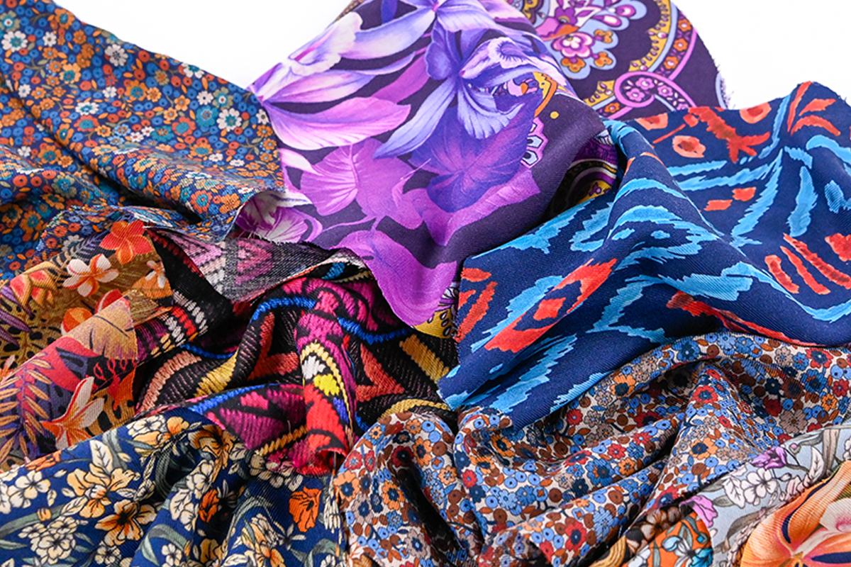 Présentation de plusieurs tissus en laine lilestone