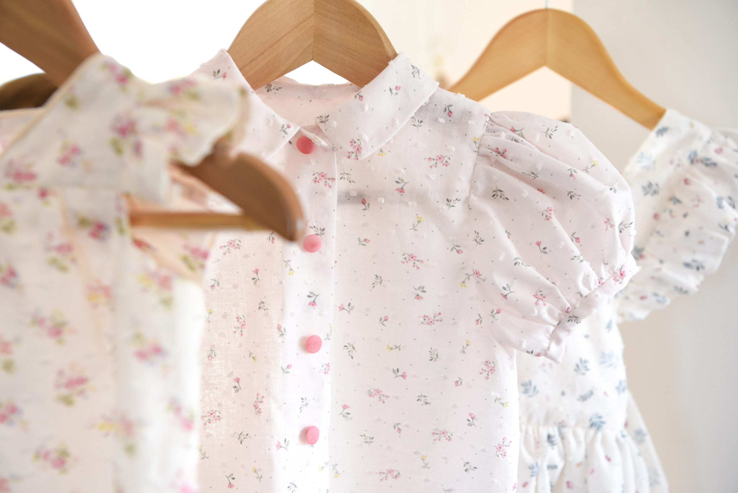 Batiste de Coton Plumetis - Gloria - Thé vert, Bérénice - Thé vert et Apolonia - Bleu cendré