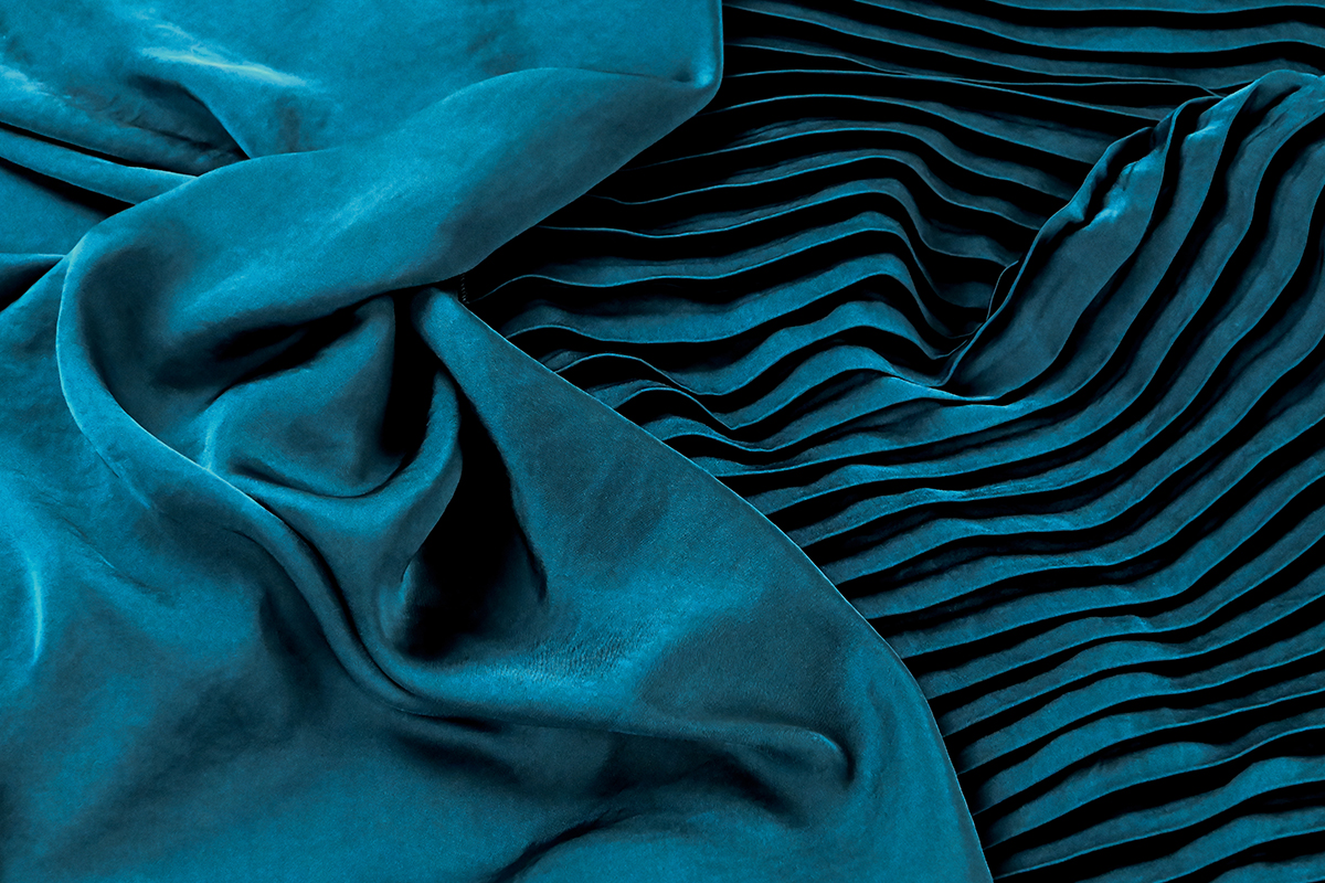 Présentation d'un tissu en satin lavé, uni ou plissé