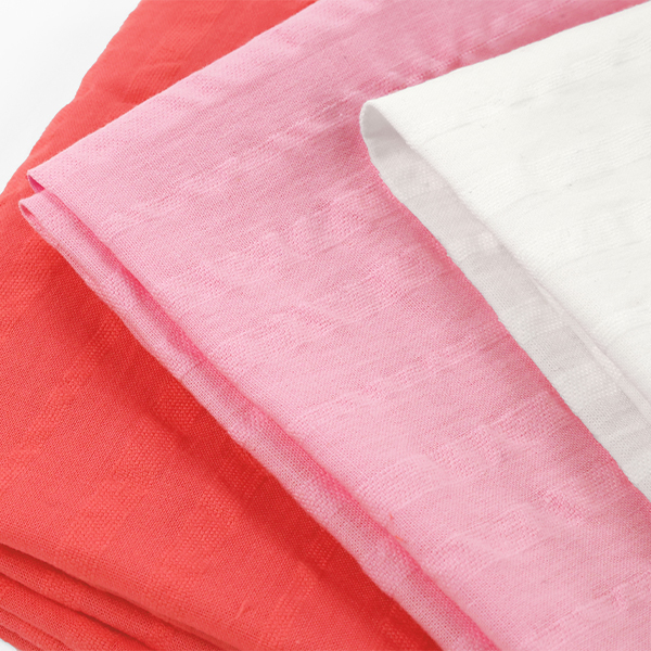 Présentation de plusieurs tissus en seersucker