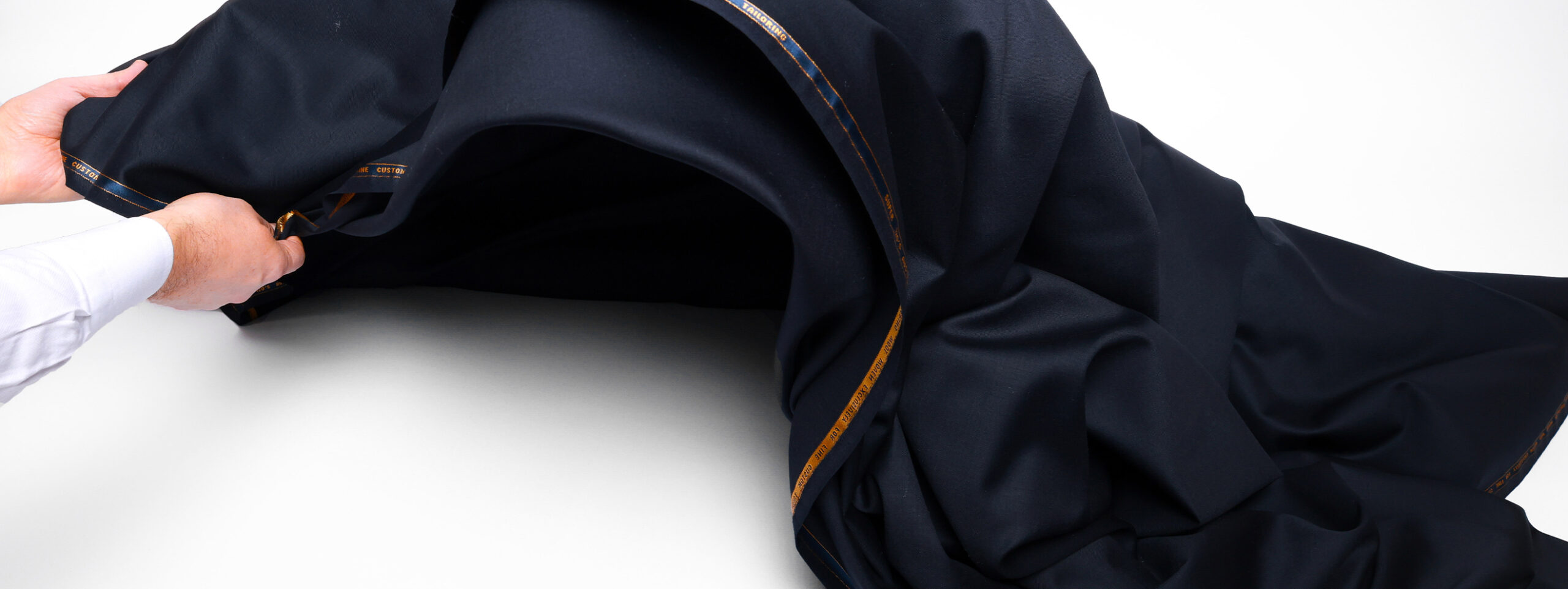 démonstration laine super 120 pour costume marine