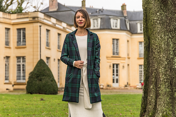 Luluroncin dans une veste réalisé en tartan écossais