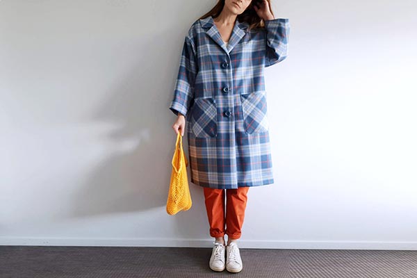 Thia dans une veste faite en tartan