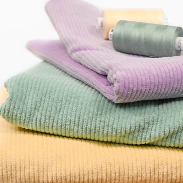 démonstration velours côtelé stretch extensible pastel vert jaune lilas côte 4 mm