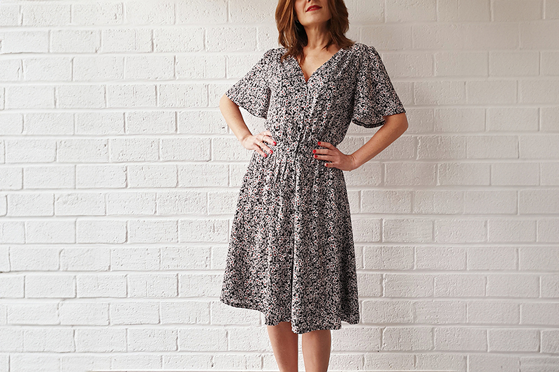 Présentation d'une robe en tissu viscose à motif