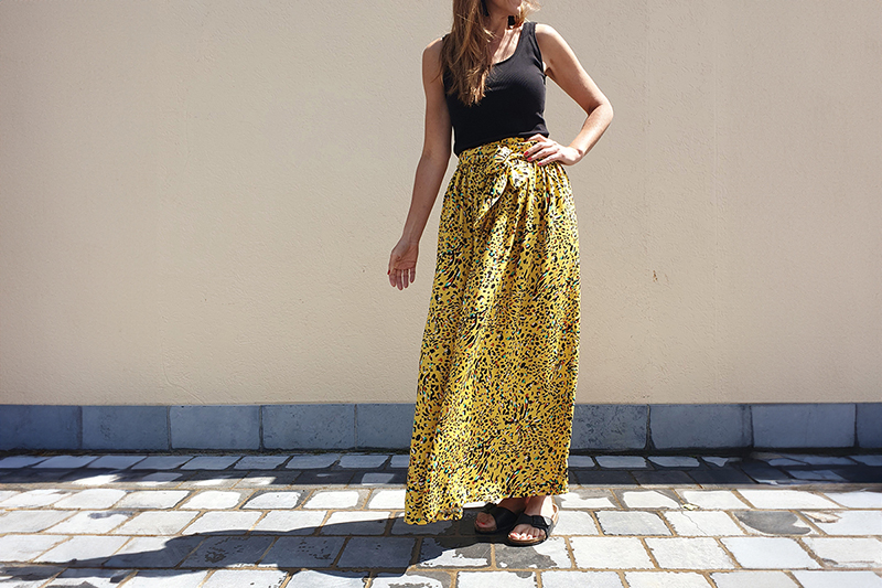 Présentation d'une jupe faite en viscose à motifs