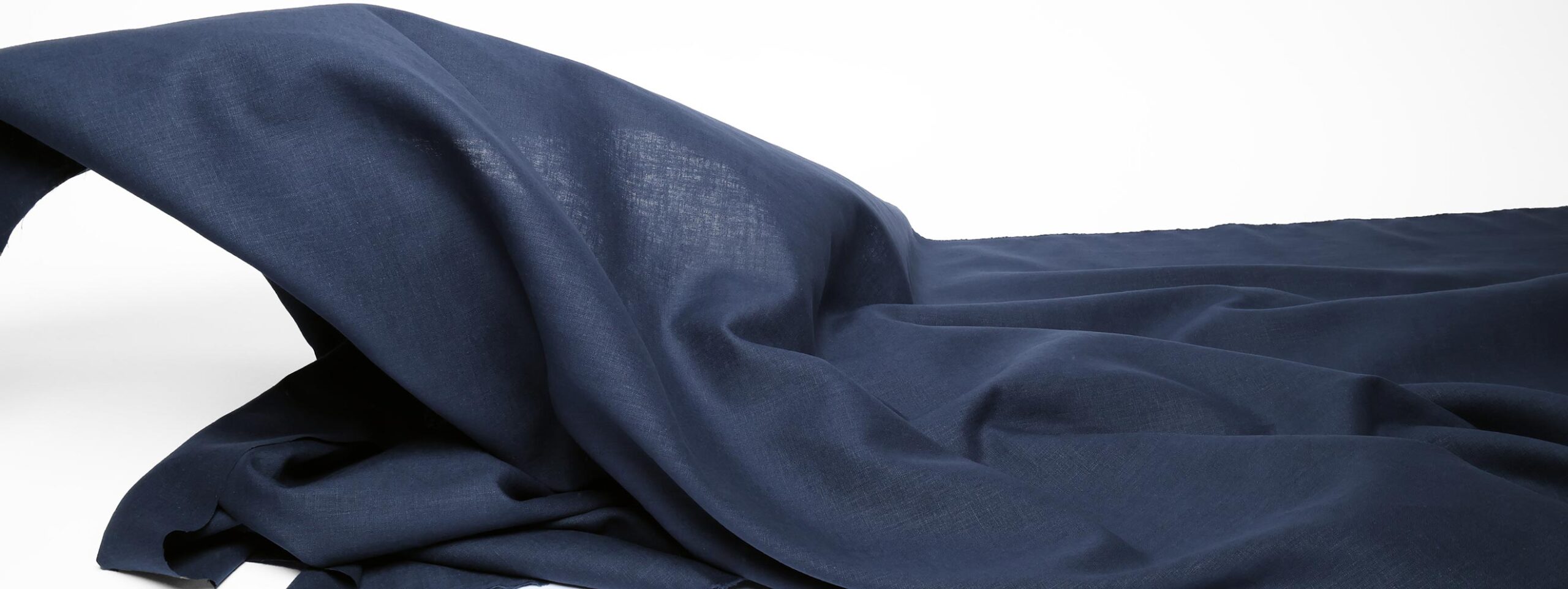 Présentation d'un tissu en fine toile de lin