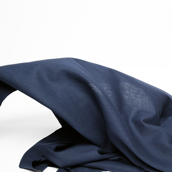 Présentation d'un tissu en fine toile de lin